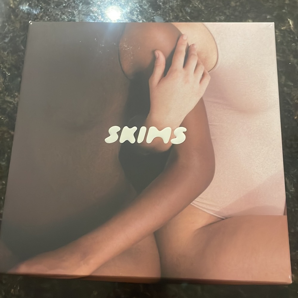 Skims Mock Neck Sleeveless Bodysuit - Picture 4 of 4